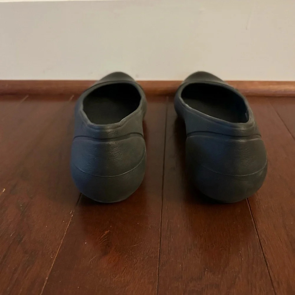 Womens Crocs Black Patent Cap Toe Ballet Flat Slip On Shoes Sz 8 Like New - Picture 5 of 8